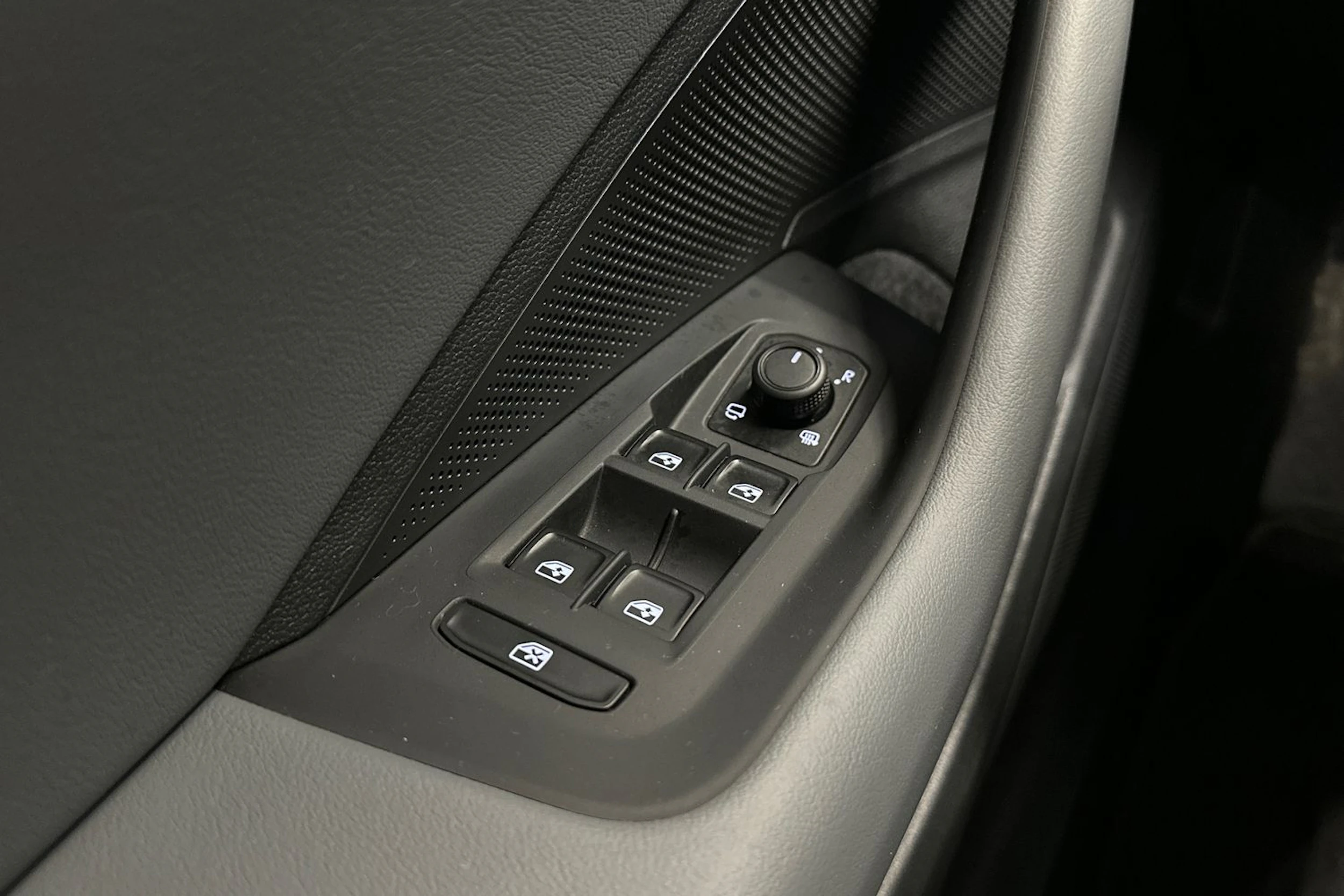 Harmaa Volkswagen Passat 2024 kuva 33.