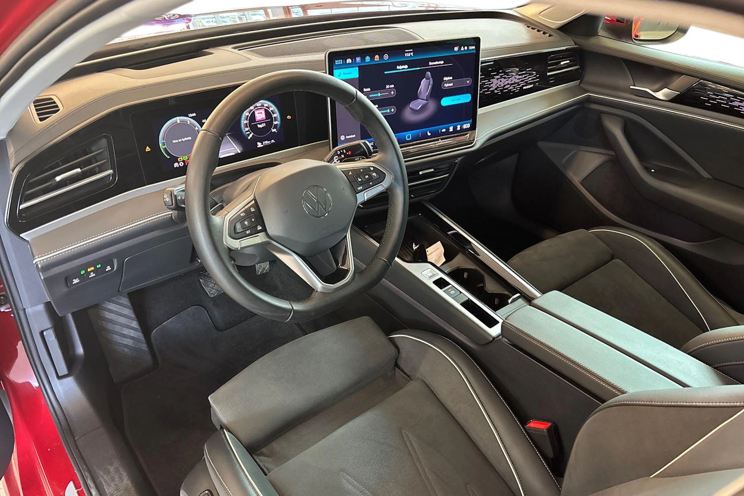 punainen Volkswagen Passat 2024 kuva 8.