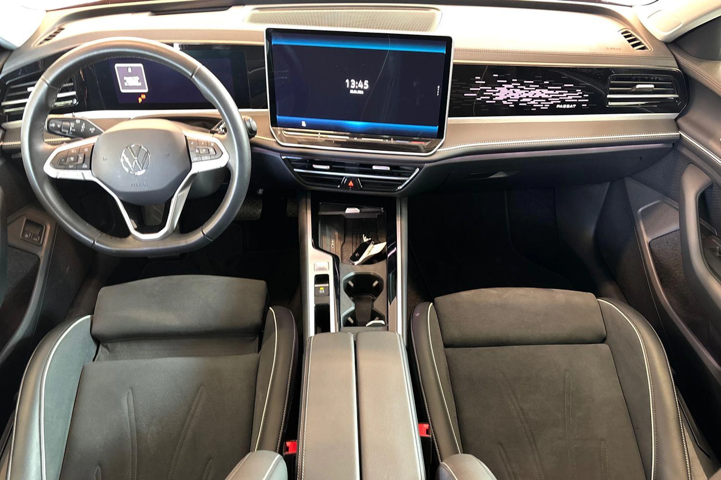 punainen Volkswagen Passat 2024 kuva 9.