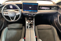 punainen Volkswagen Passat 2024 kuva 9.