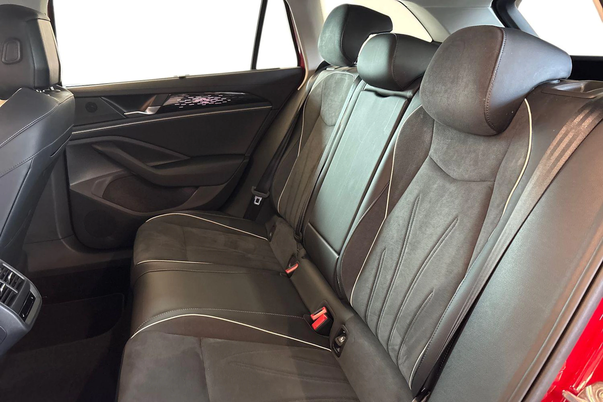 punainen Volkswagen Passat 2024 kuva 11.