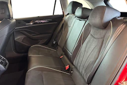 punainen Volkswagen Passat 2024 kuva 11.