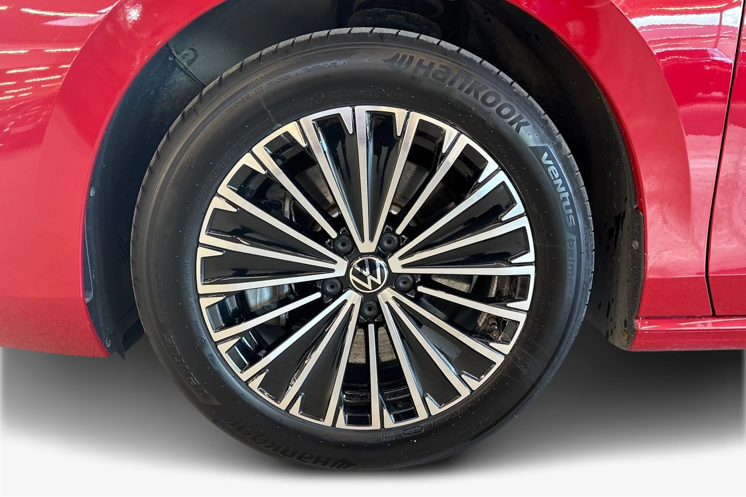 punainen Volkswagen Passat 2024 kuva 12.