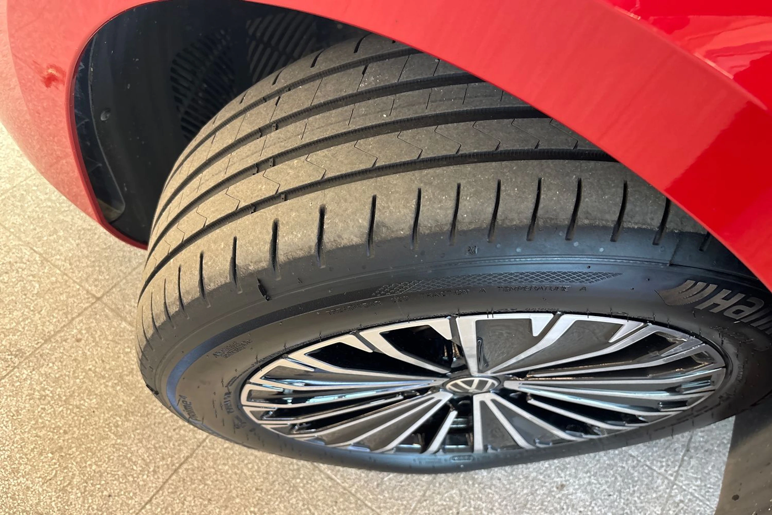 punainen Volkswagen Passat 2024 kuva 13.