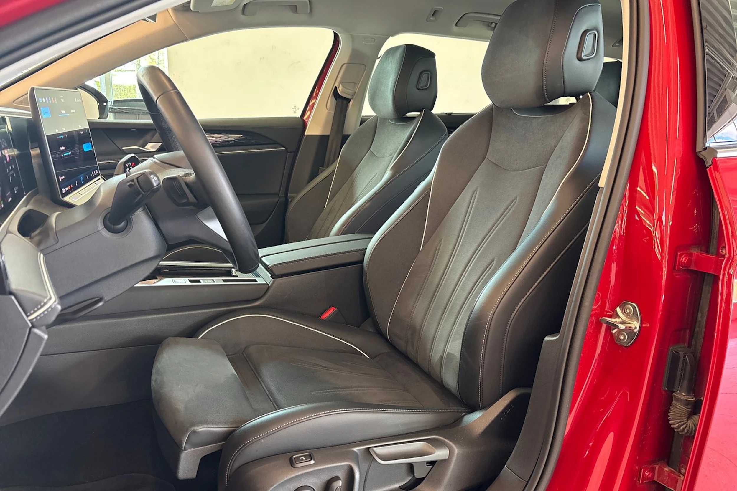 punainen Volkswagen Passat 2024 kuva 15.