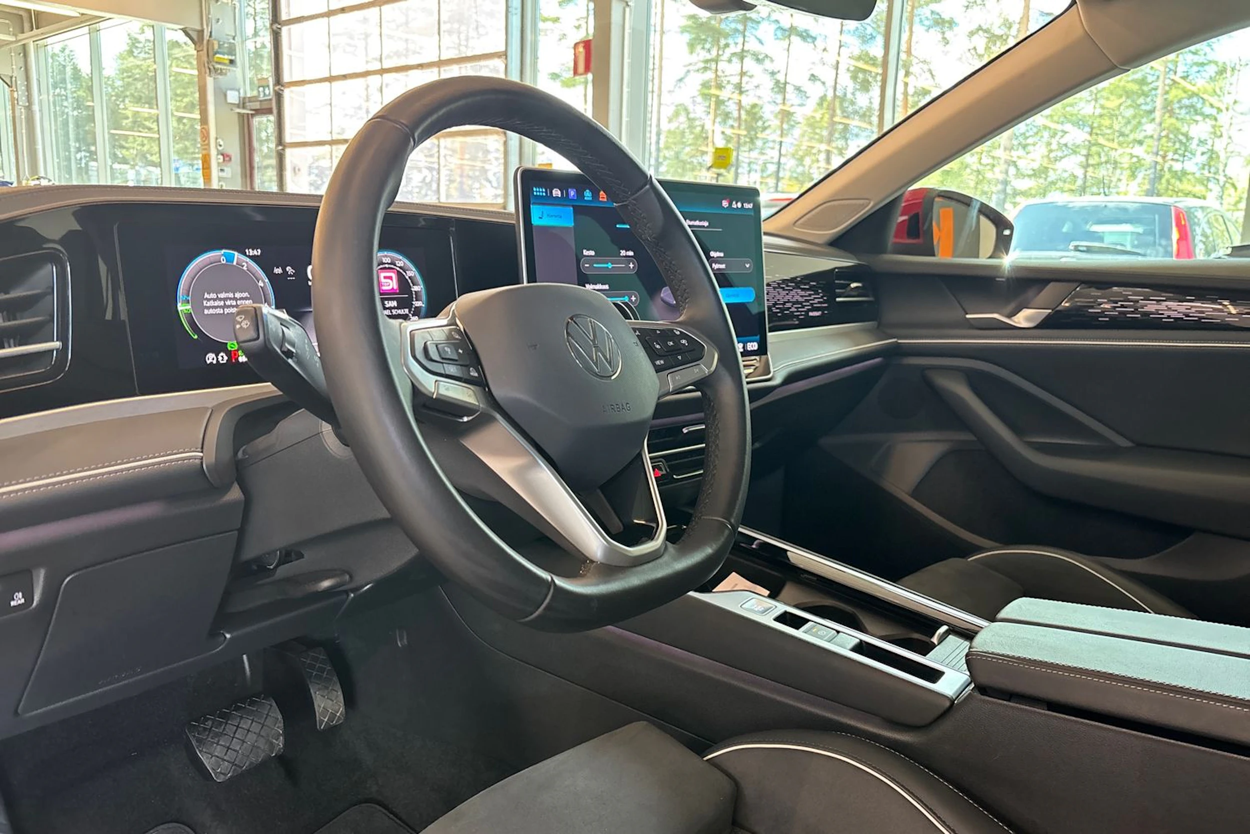 punainen Volkswagen Passat 2024 kuva 16.