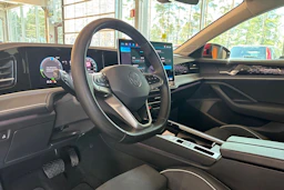 punainen Volkswagen Passat 2024 kuva 16.
