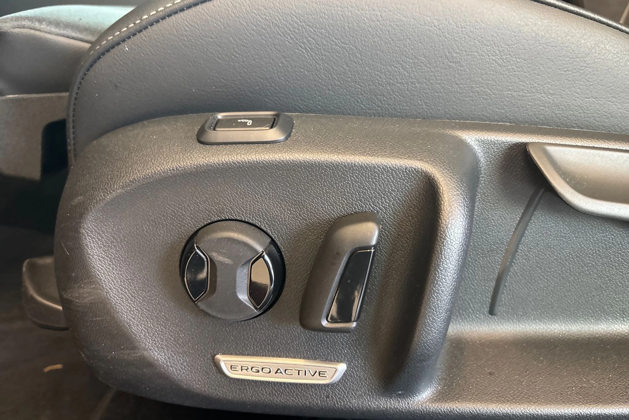 punainen Volkswagen Passat 2024 kuva 17.