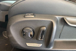 punainen Volkswagen Passat 2024 kuva 17.