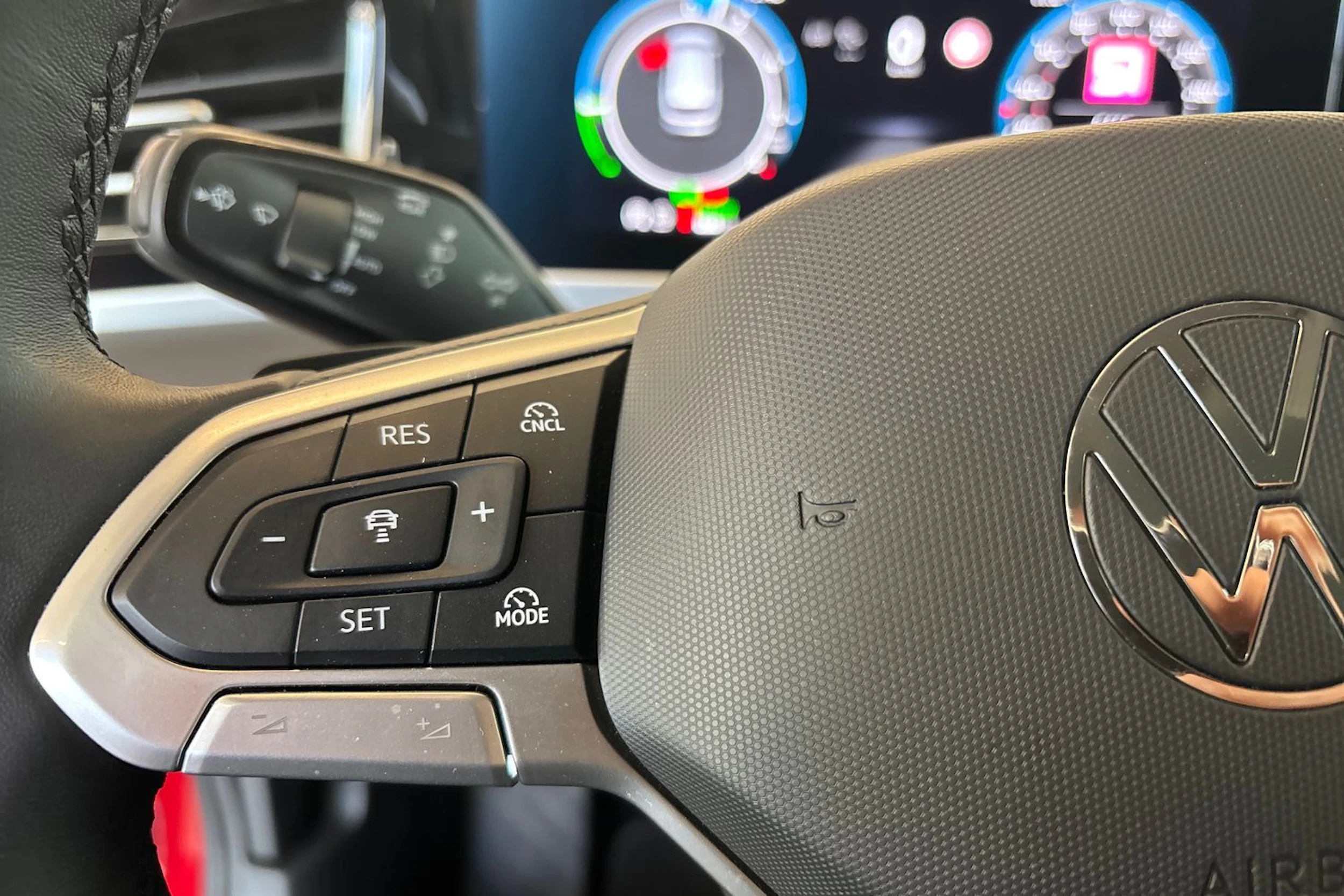punainen Volkswagen Passat 2024 kuva 18.