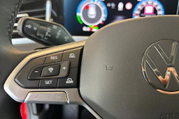 punainen Volkswagen Passat 2024 kuva 18.
