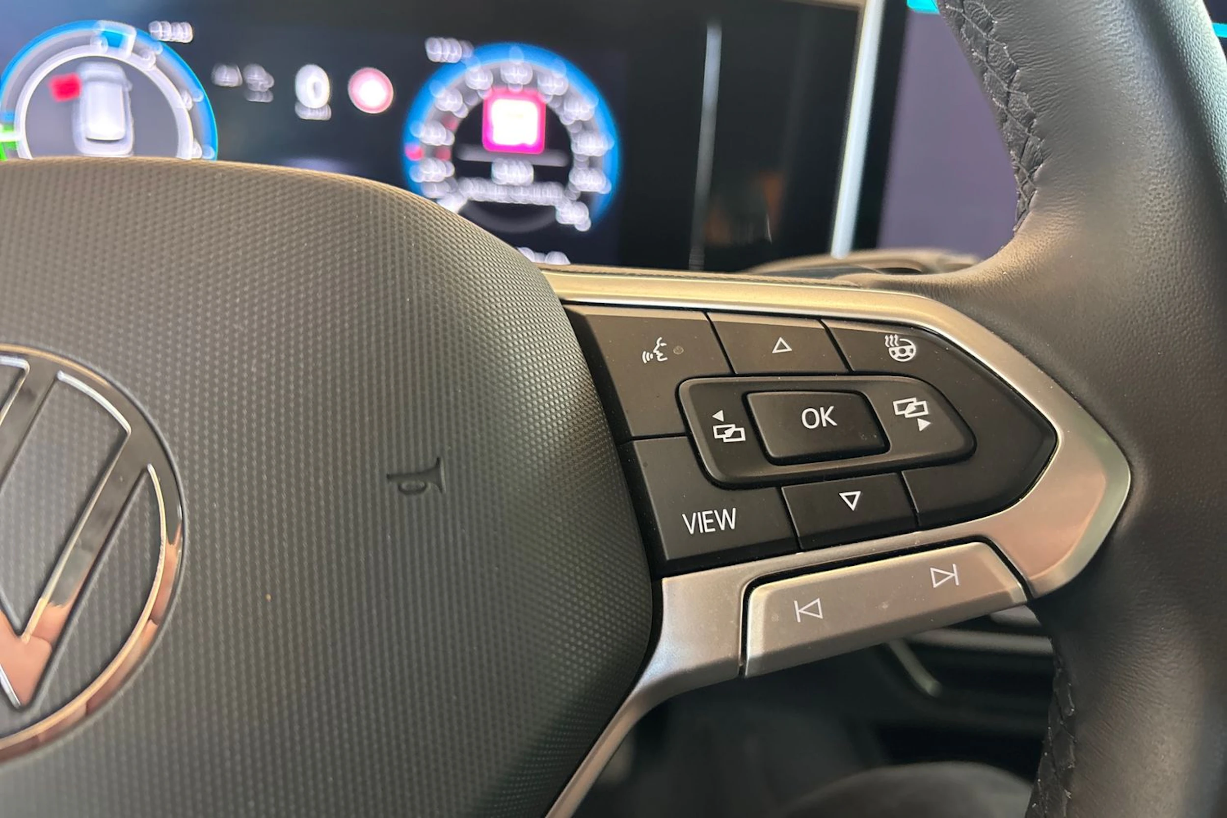 punainen Volkswagen Passat 2024 kuva 19.