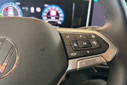 punainen Volkswagen Passat 2024 kuva 19.