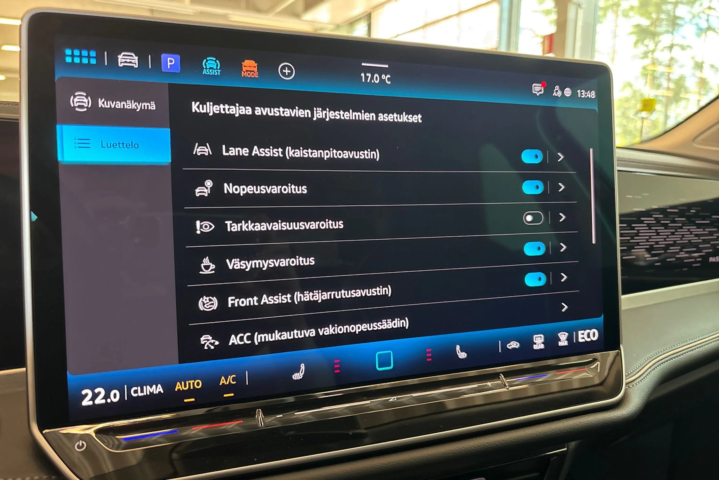 punainen Volkswagen Passat 2024 kuva 22.