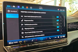 punainen Volkswagen Passat 2024 kuva 22.