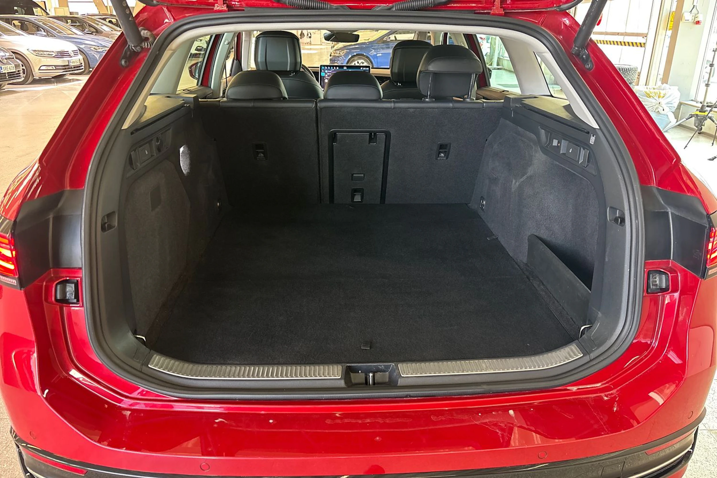 punainen Volkswagen Passat 2024 kuva 25.