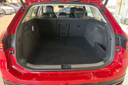 punainen Volkswagen Passat 2024 kuva 25.