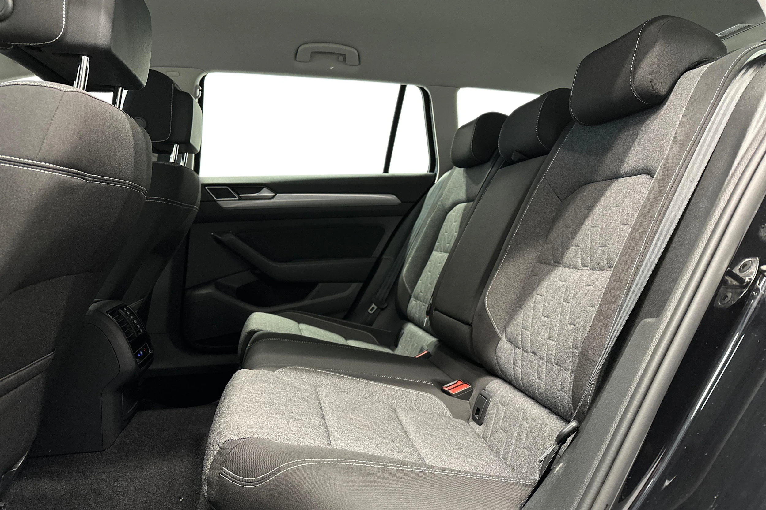 musta Volkswagen Passat 2024 kuva 8.