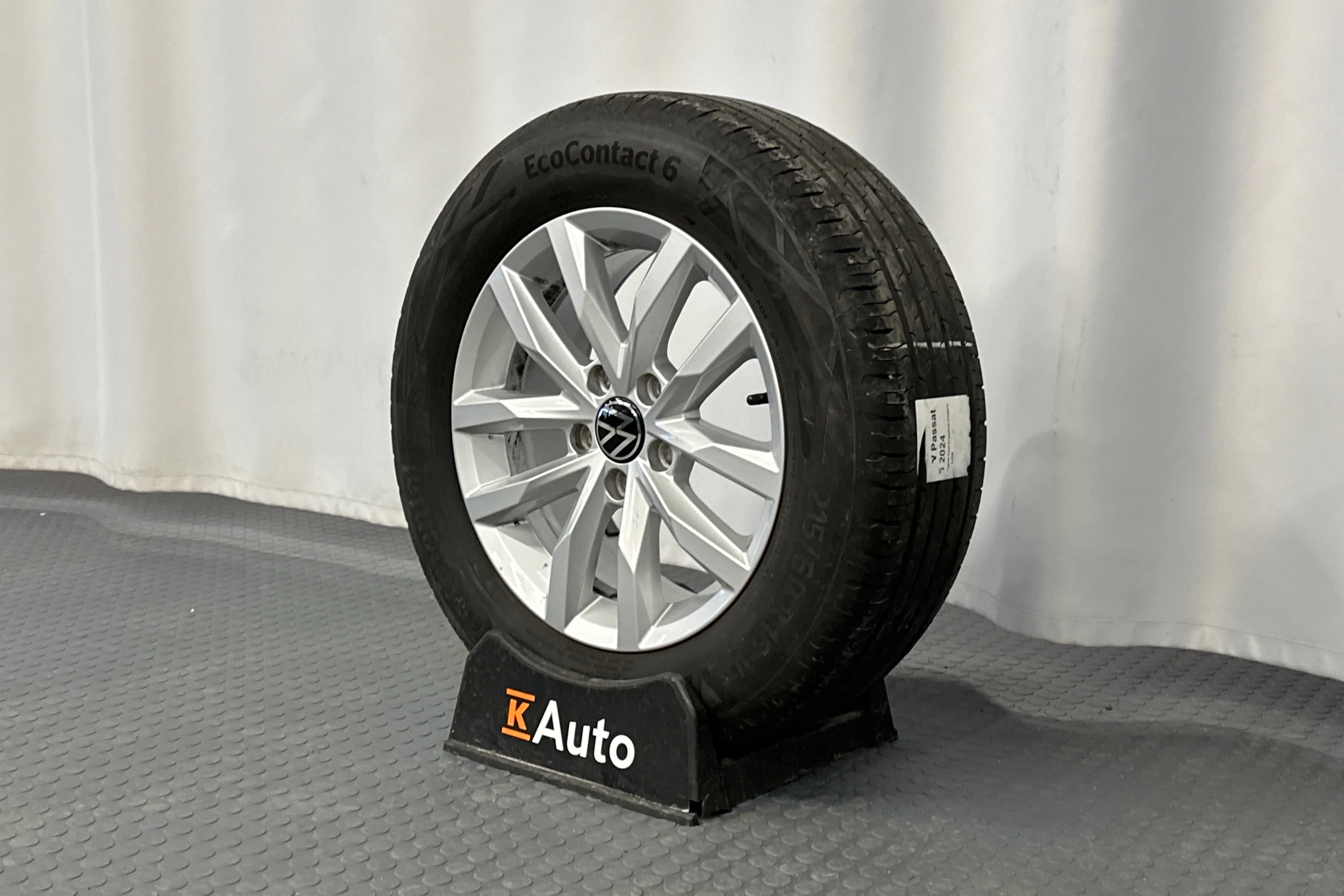 musta Volkswagen Passat 2024 kuva 10.