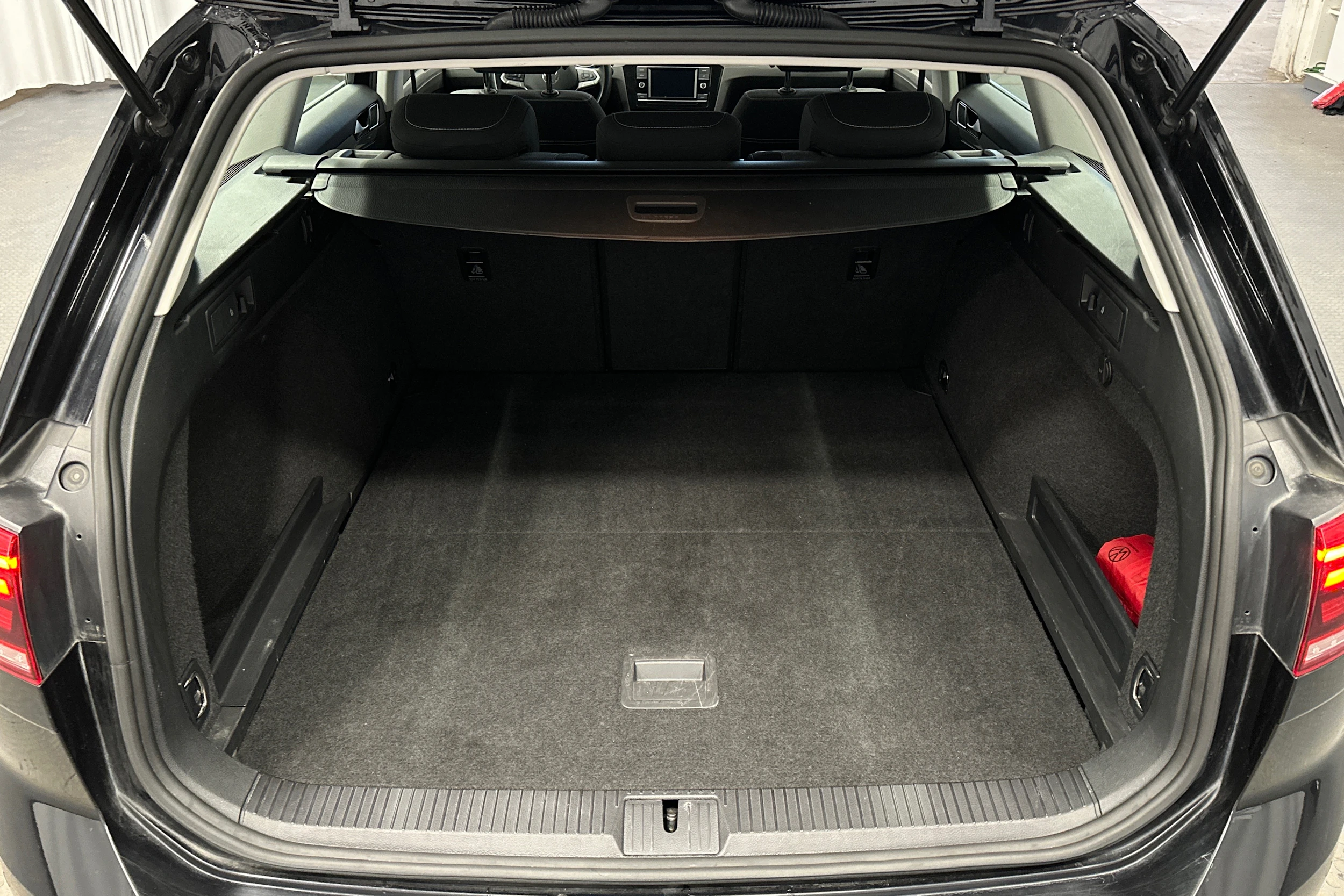 musta Volkswagen Passat 2024 kuva 11.