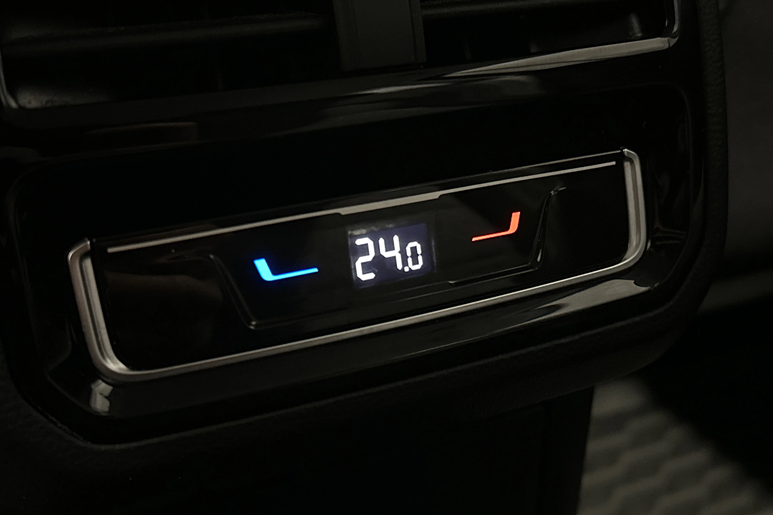 musta Volkswagen Passat 2024 kuva 12.