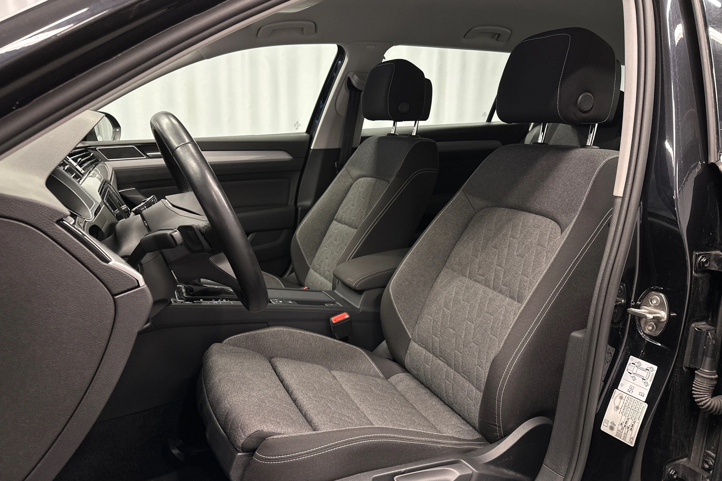 musta Volkswagen Passat 2024 kuva 13.