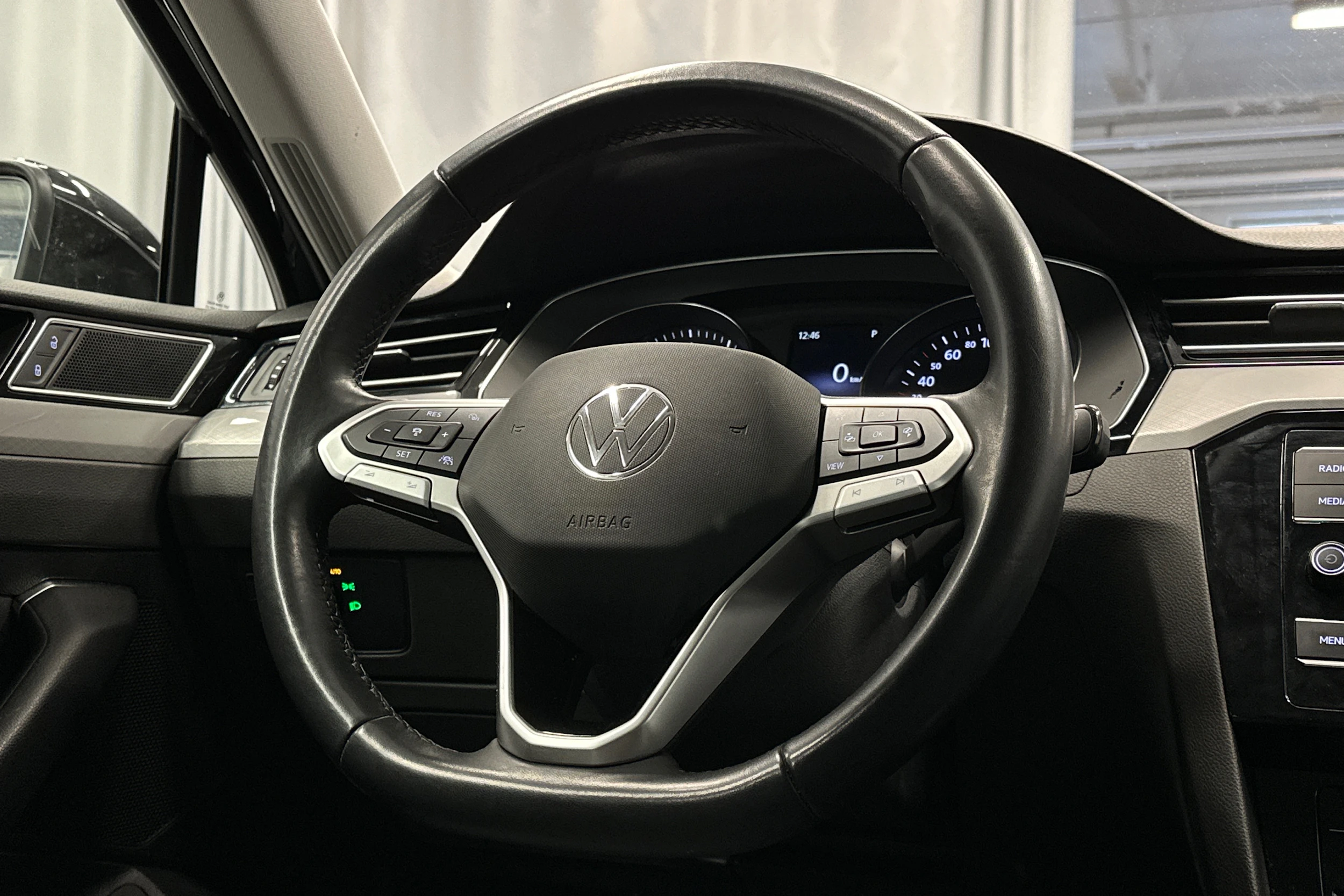 musta Volkswagen Passat 2024 kuva 14.