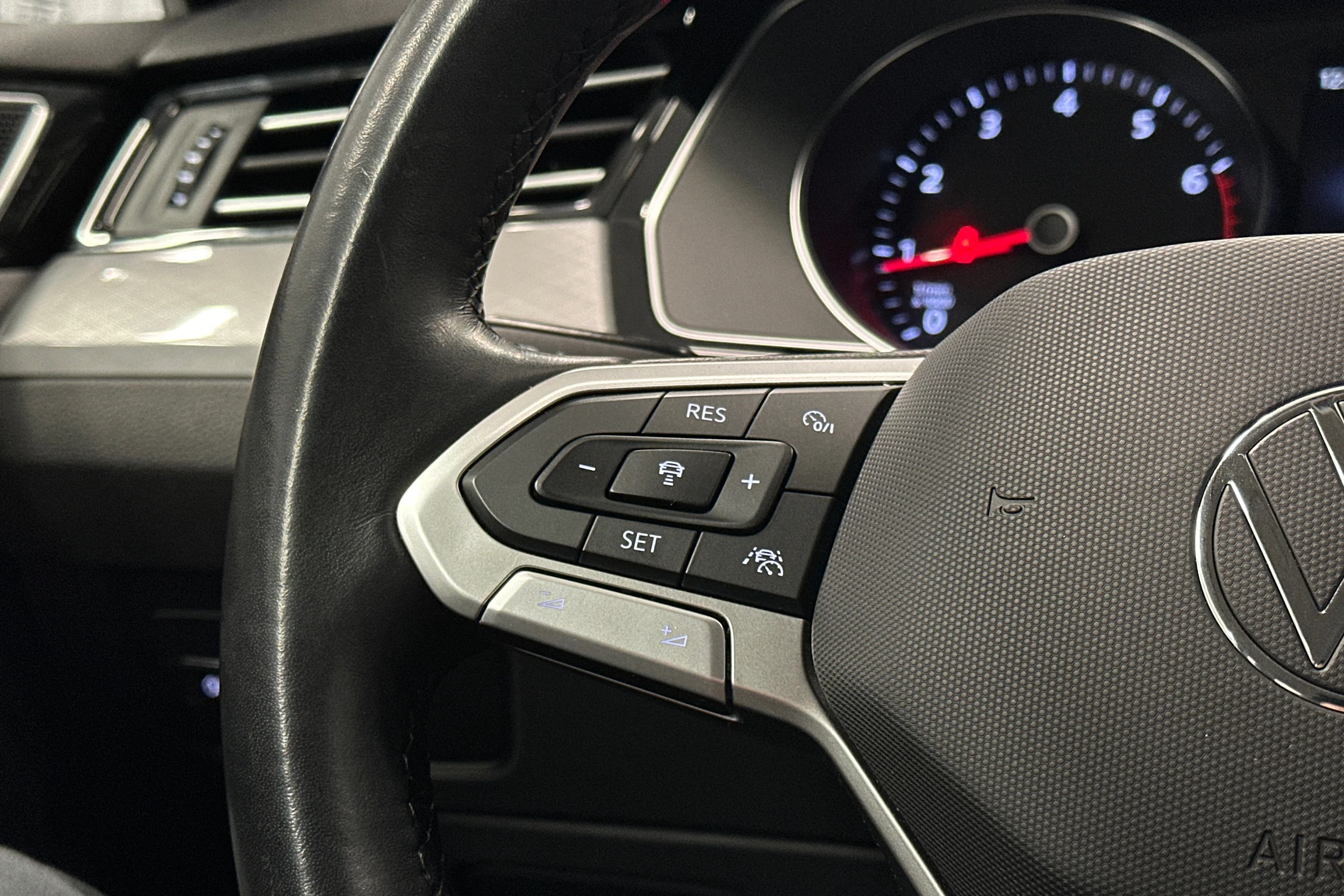 musta Volkswagen Passat 2024 kuva 15.