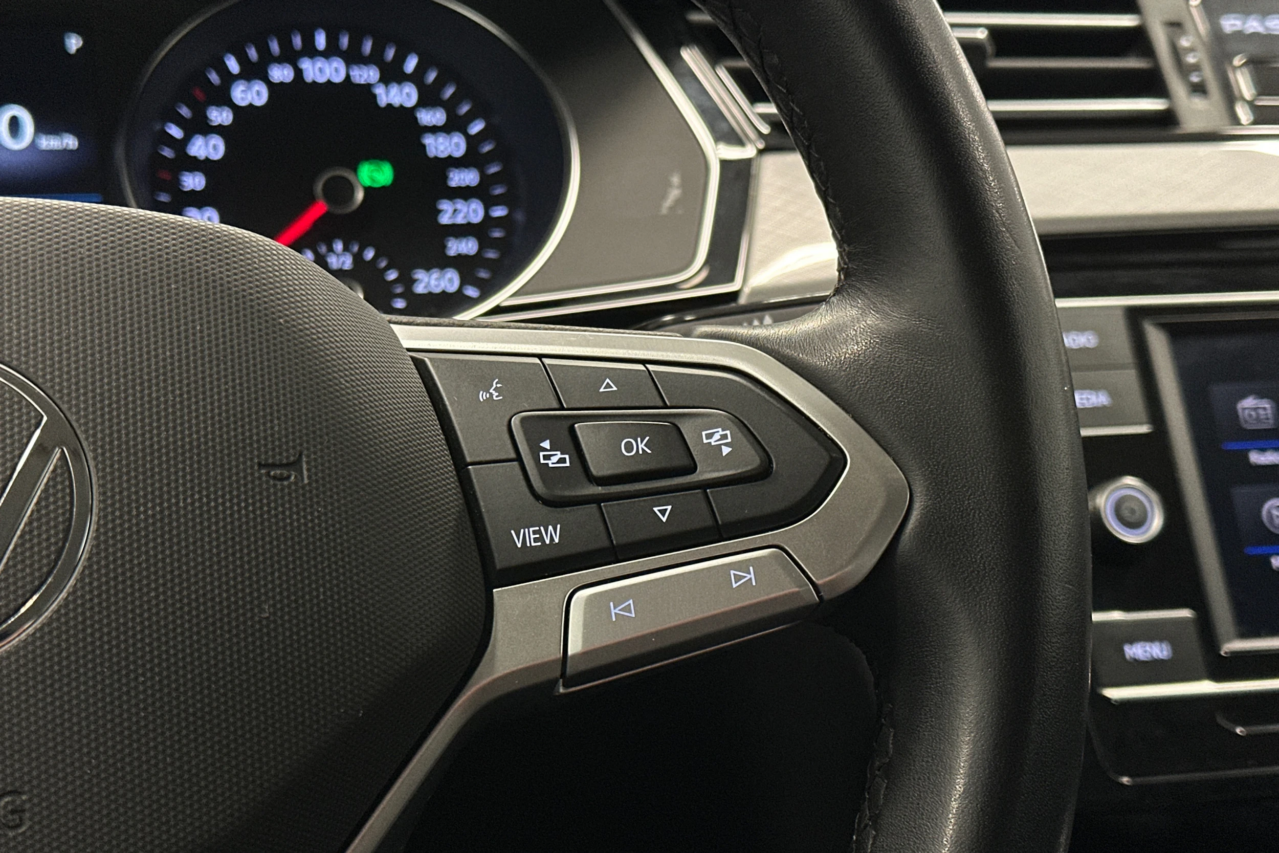 musta Volkswagen Passat 2024 kuva 16.