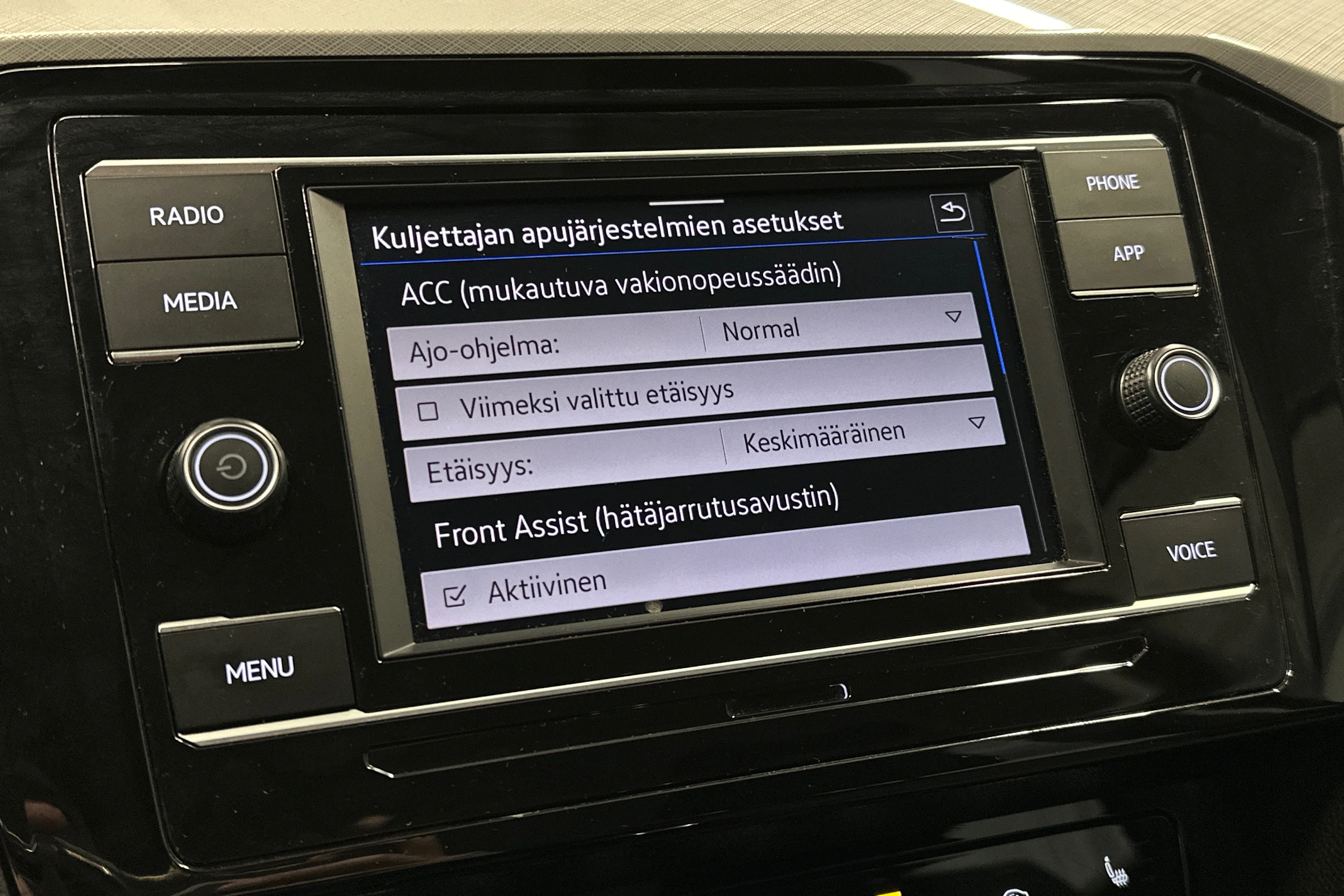 musta Volkswagen Passat 2024 kuva 18.