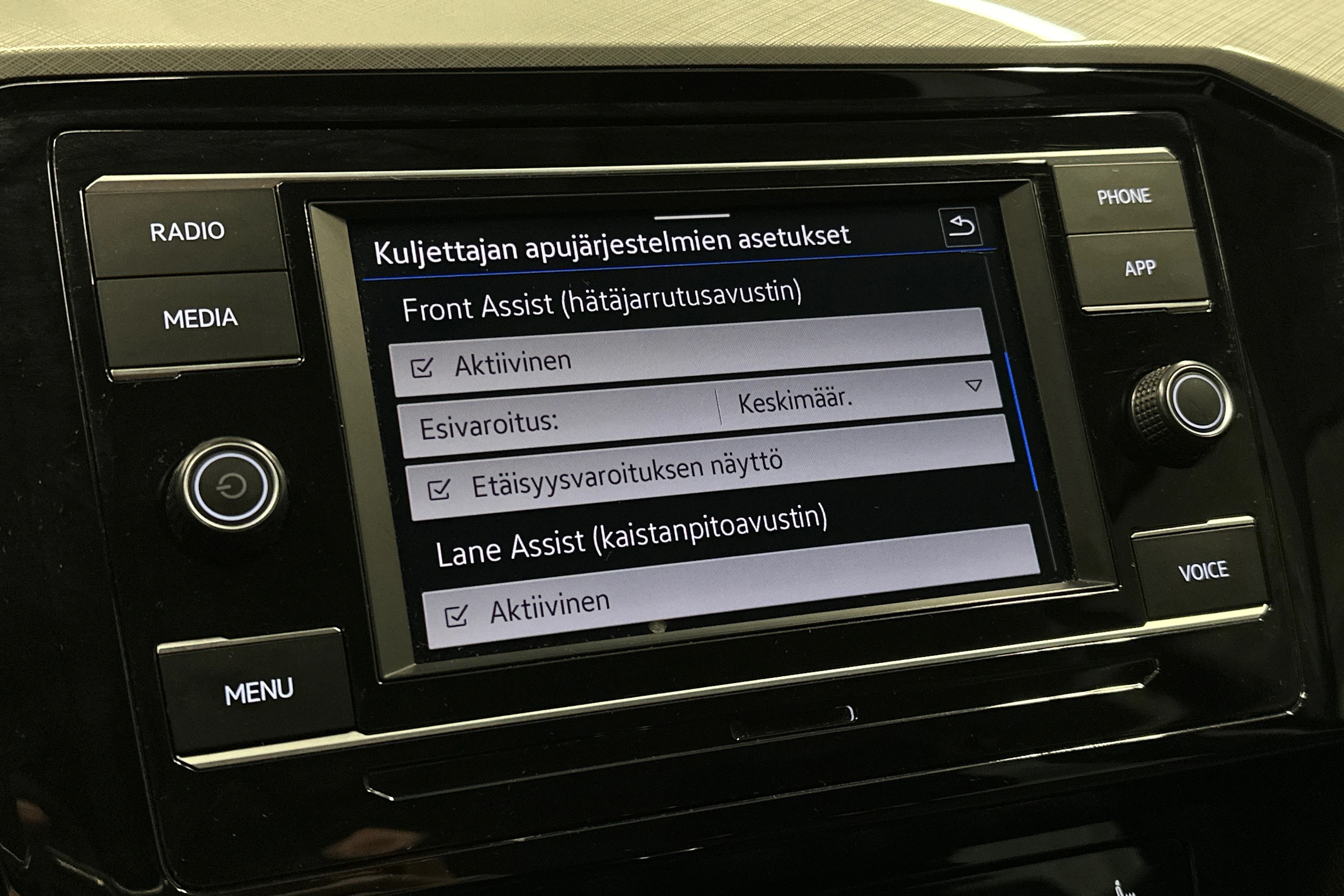 musta Volkswagen Passat 2024 kuva 19.