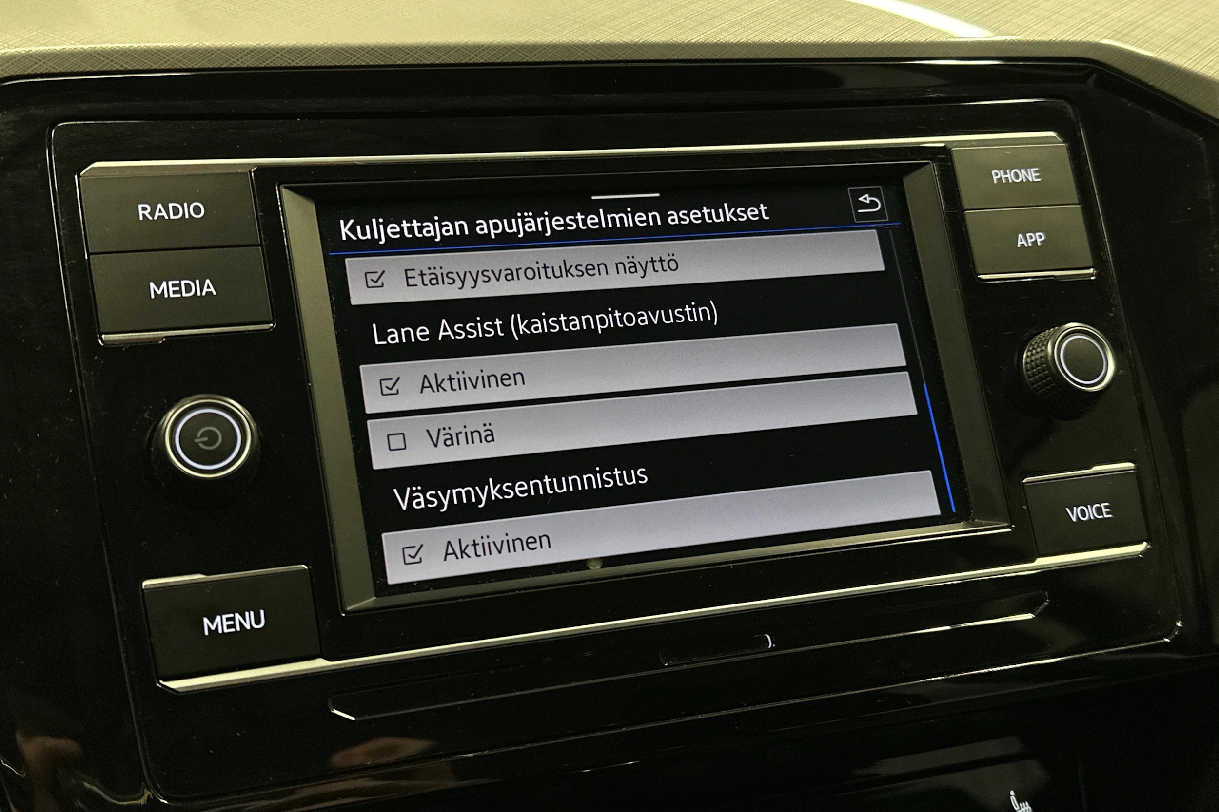 musta Volkswagen Passat 2024 kuva 20.