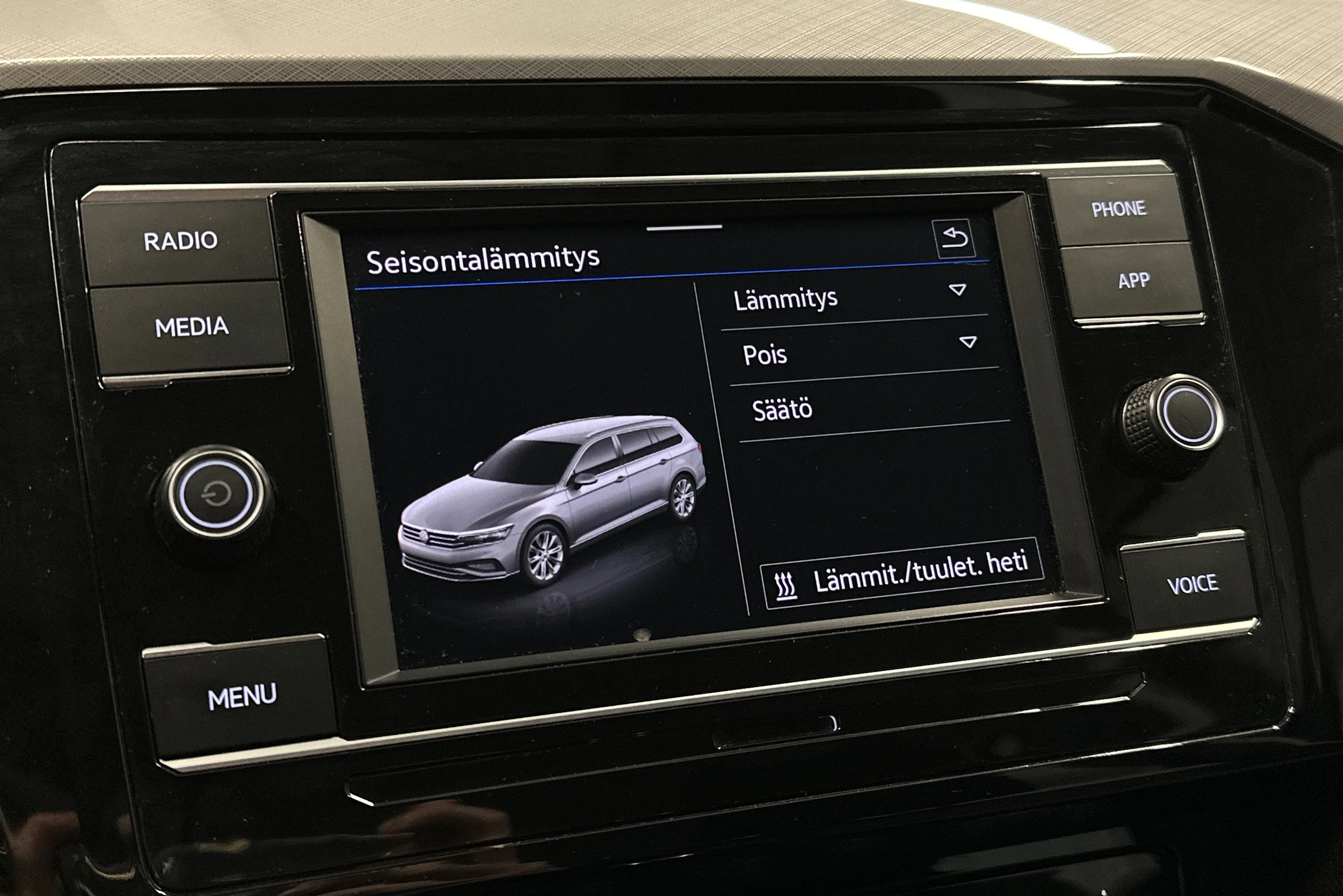 musta Volkswagen Passat 2024 kuva 21.