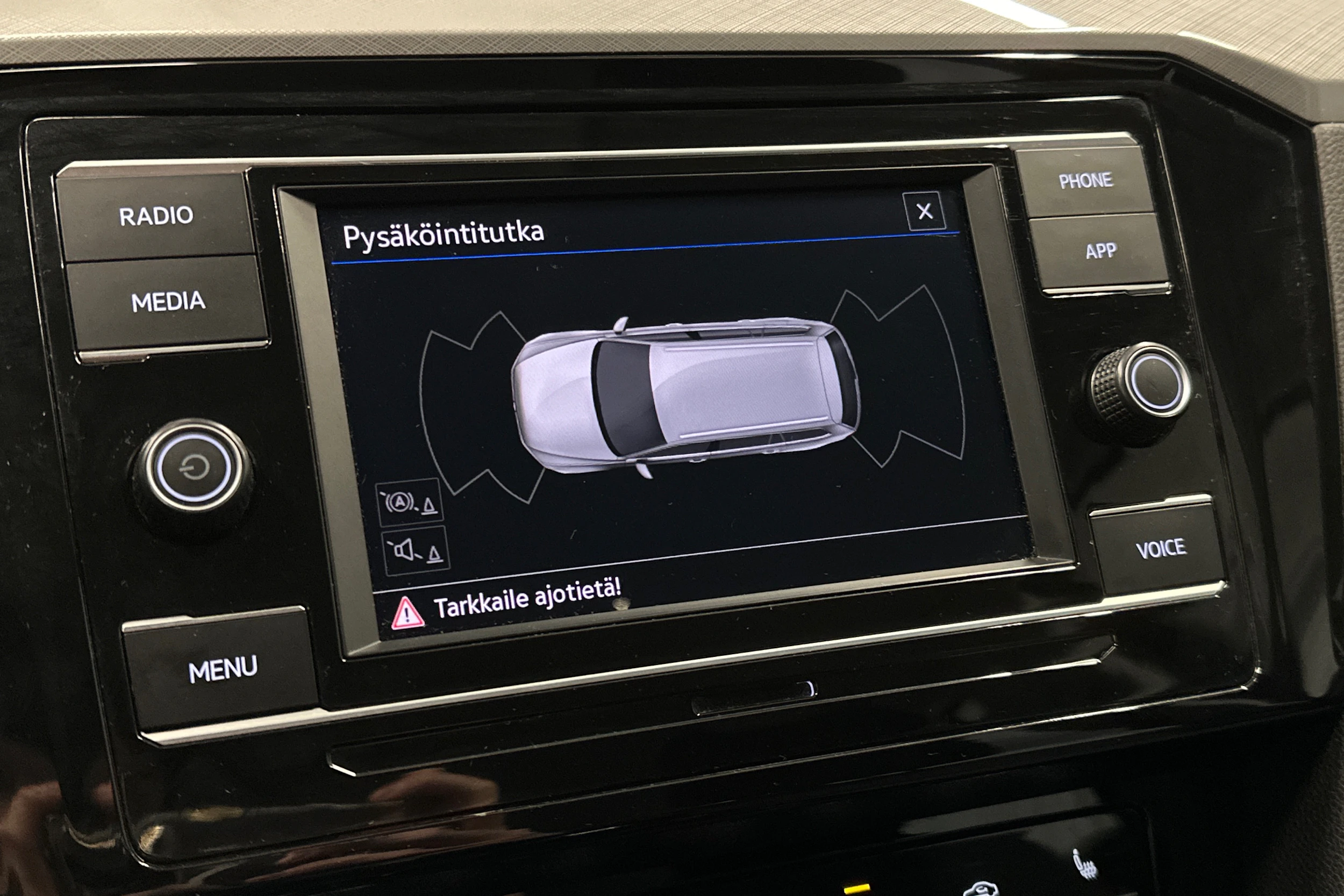 musta Volkswagen Passat 2024 kuva 22.