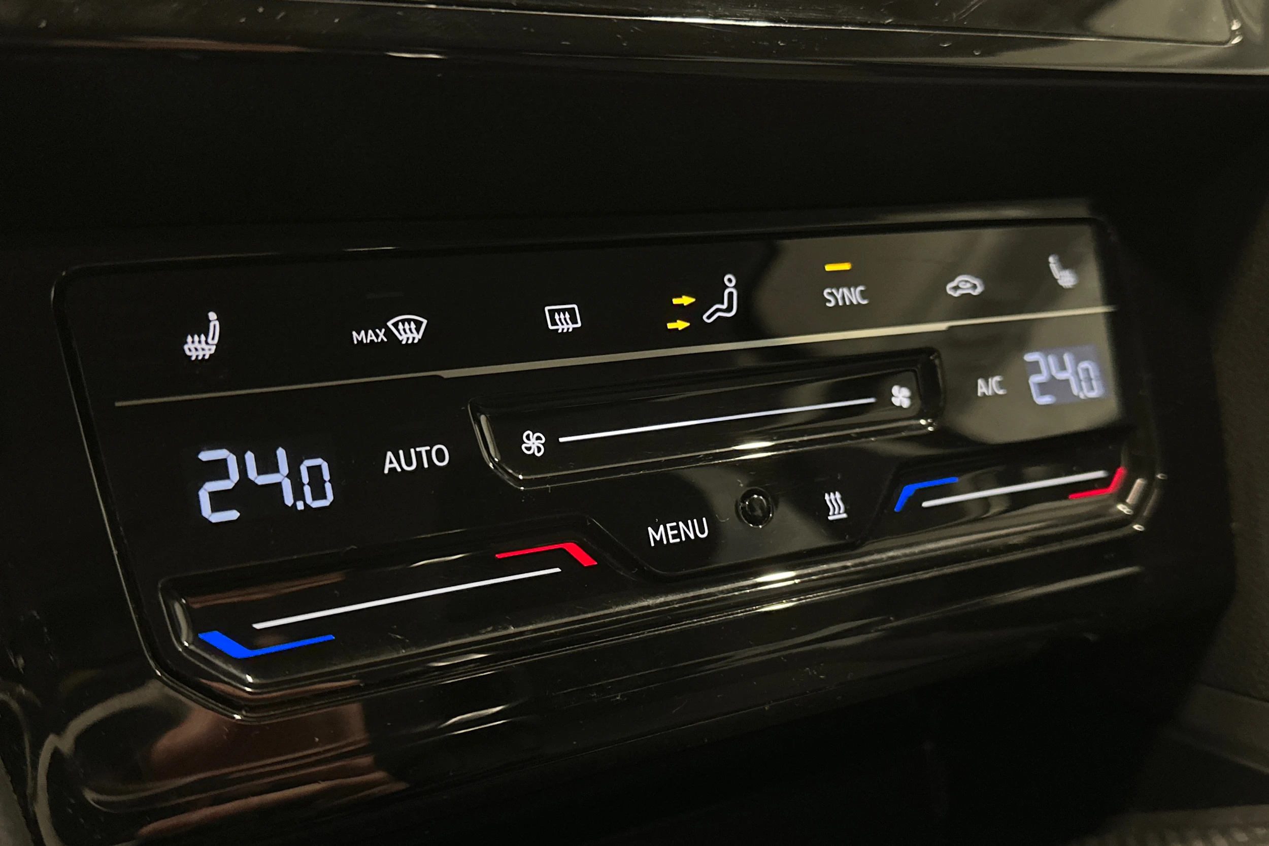 musta Volkswagen Passat 2024 kuva 24.