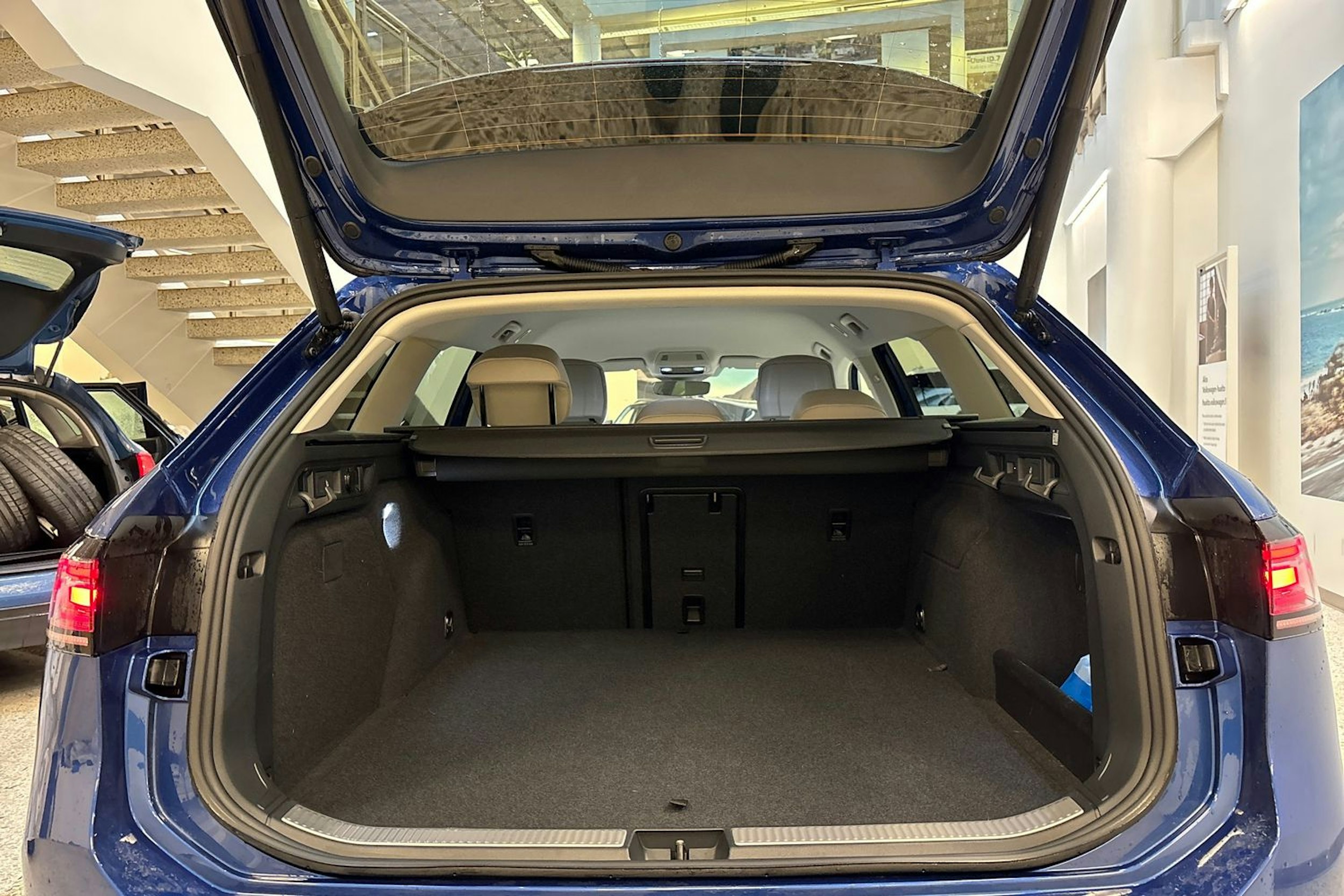 sininen Volkswagen Passat 2025 kuva 11.