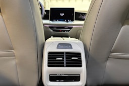 sininen Volkswagen Passat 2025 kuva 14.