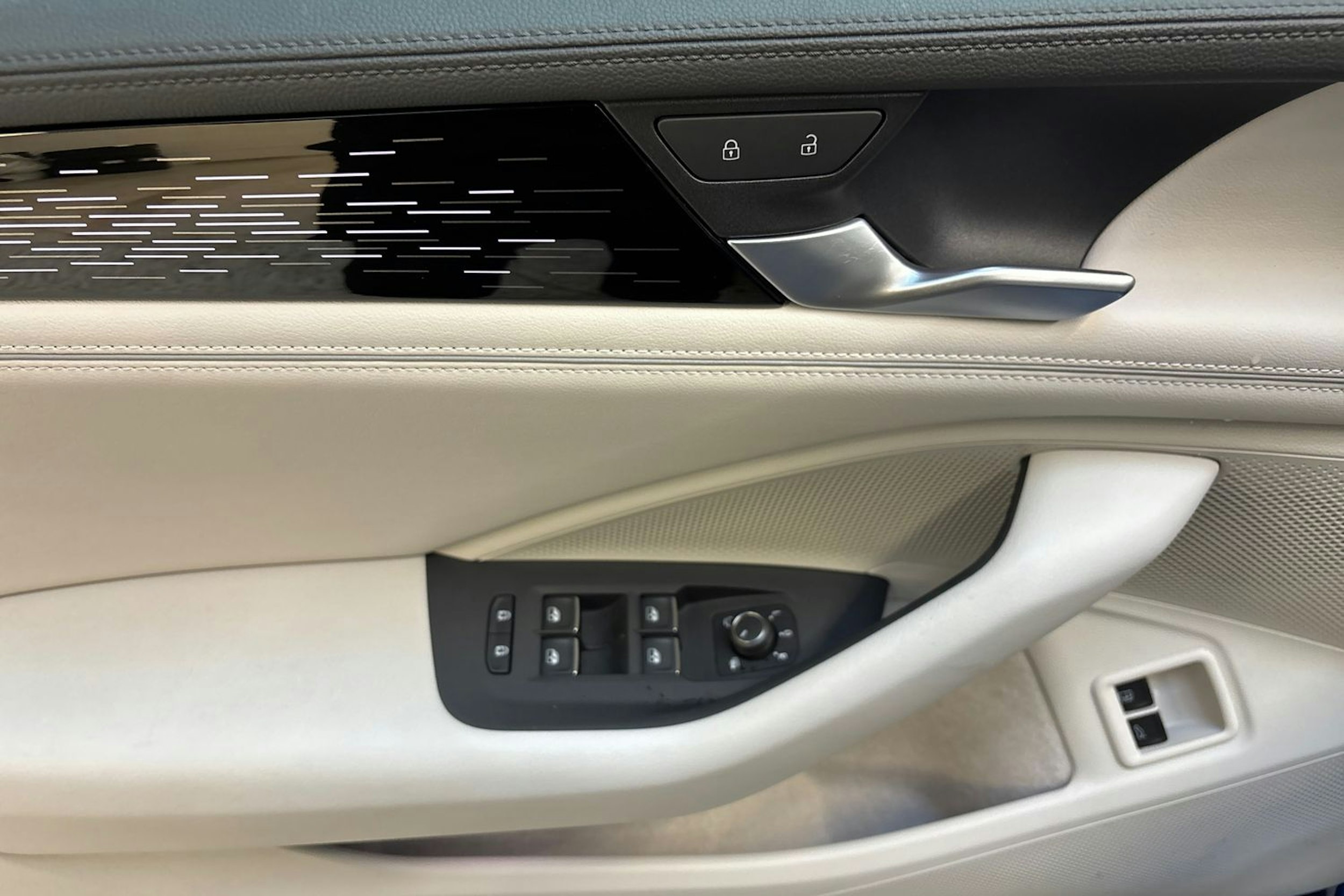 sininen Volkswagen Passat 2025 kuva 16.