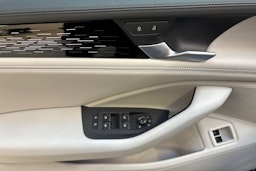 sininen Volkswagen Passat 2025 kuva 16.