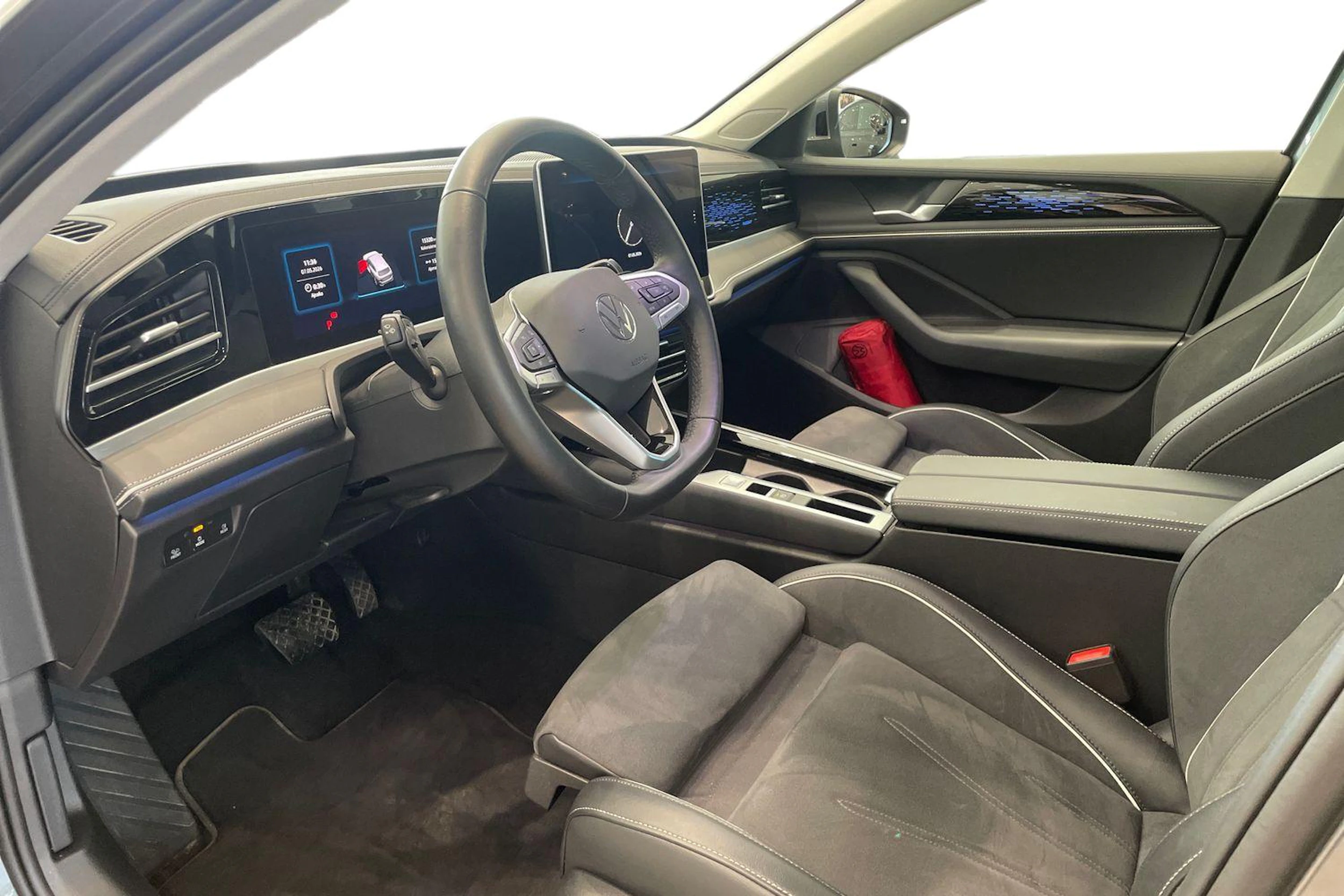 harmaa Volkswagen Passat 2025 kuva 6.