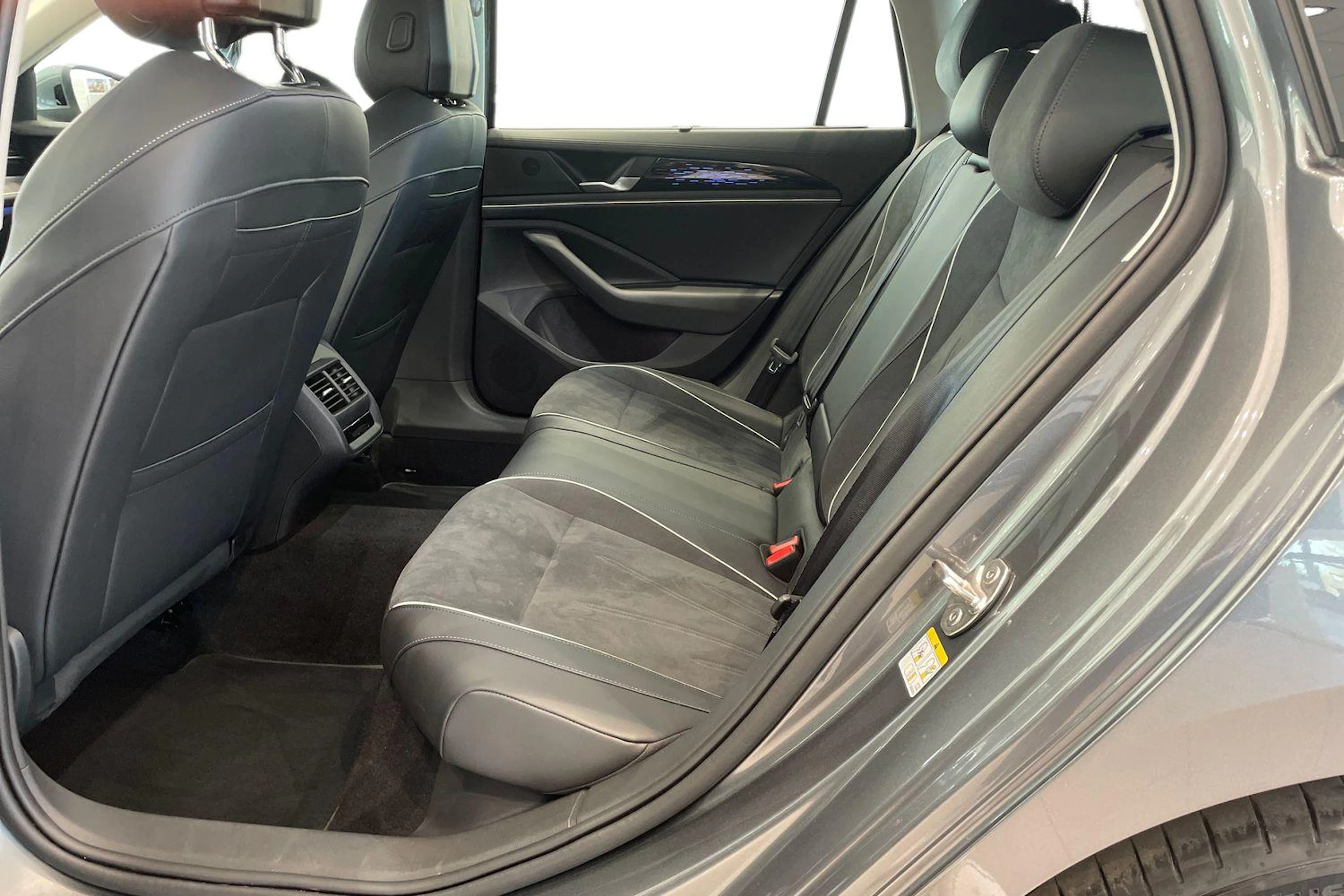 harmaa Volkswagen Passat 2025 kuva 8.