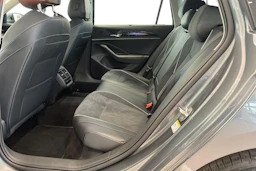 harmaa Volkswagen Passat 2025 kuva 8.