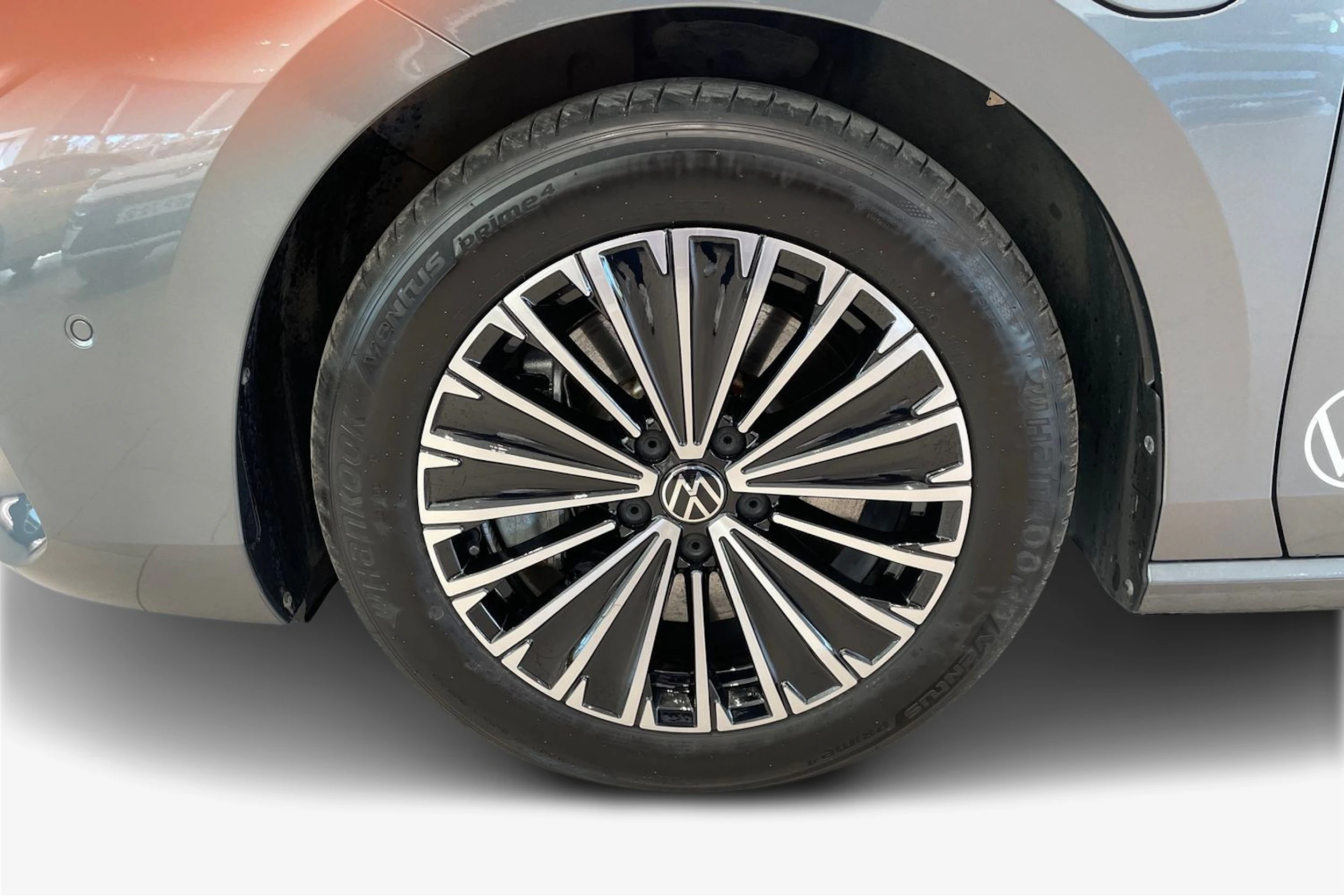 harmaa Volkswagen Passat 2025 kuva 9.