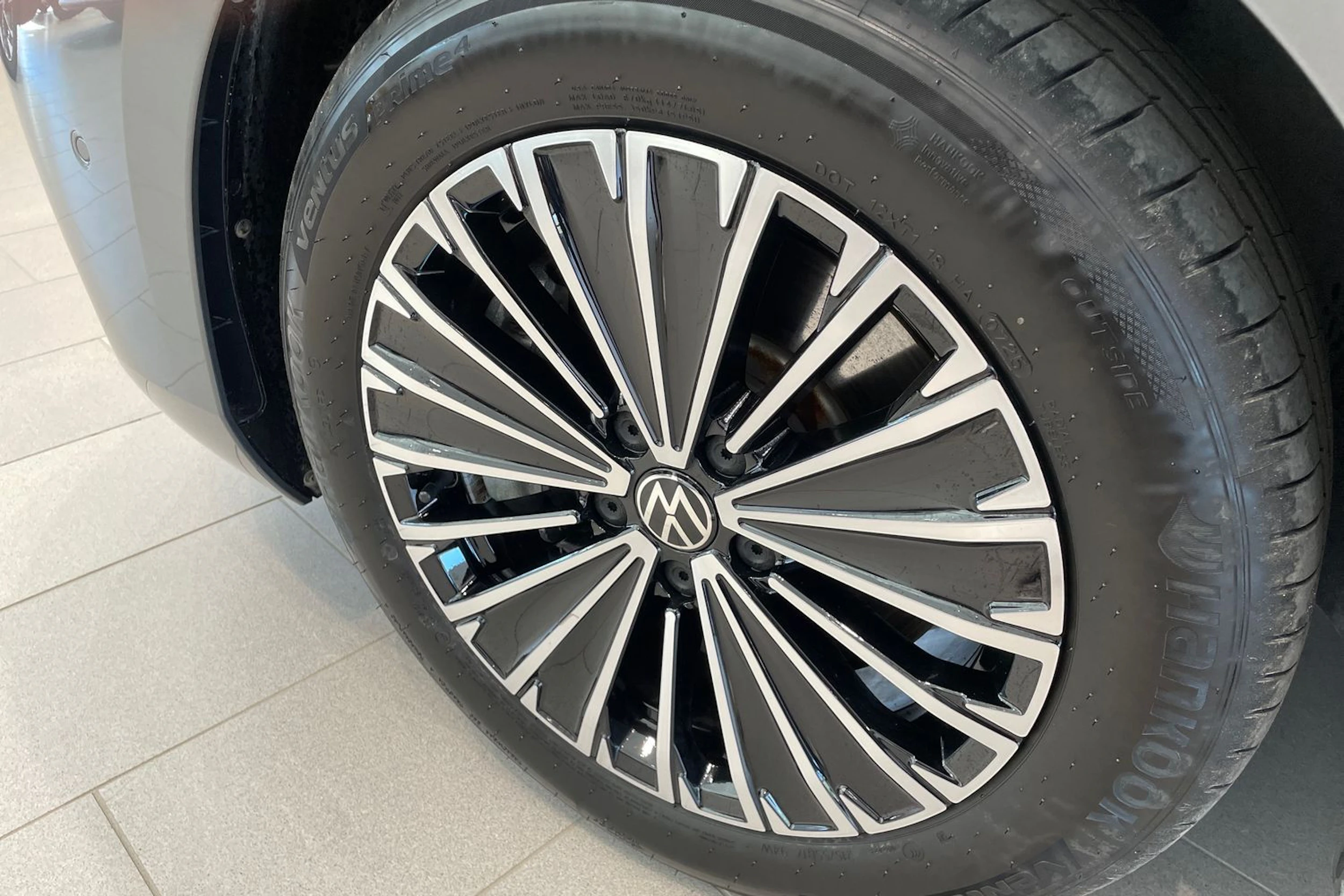 harmaa Volkswagen Passat 2025 kuva 10.