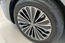 harmaa Volkswagen Passat 2025 kuva 10.