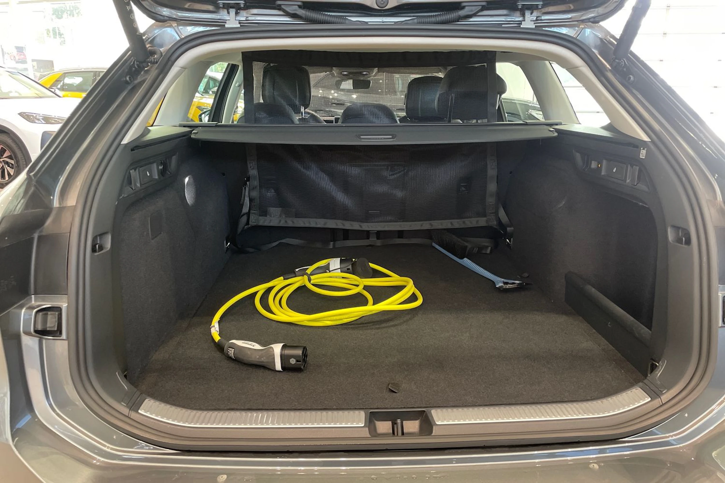 harmaa Volkswagen Passat 2025 kuva 12.