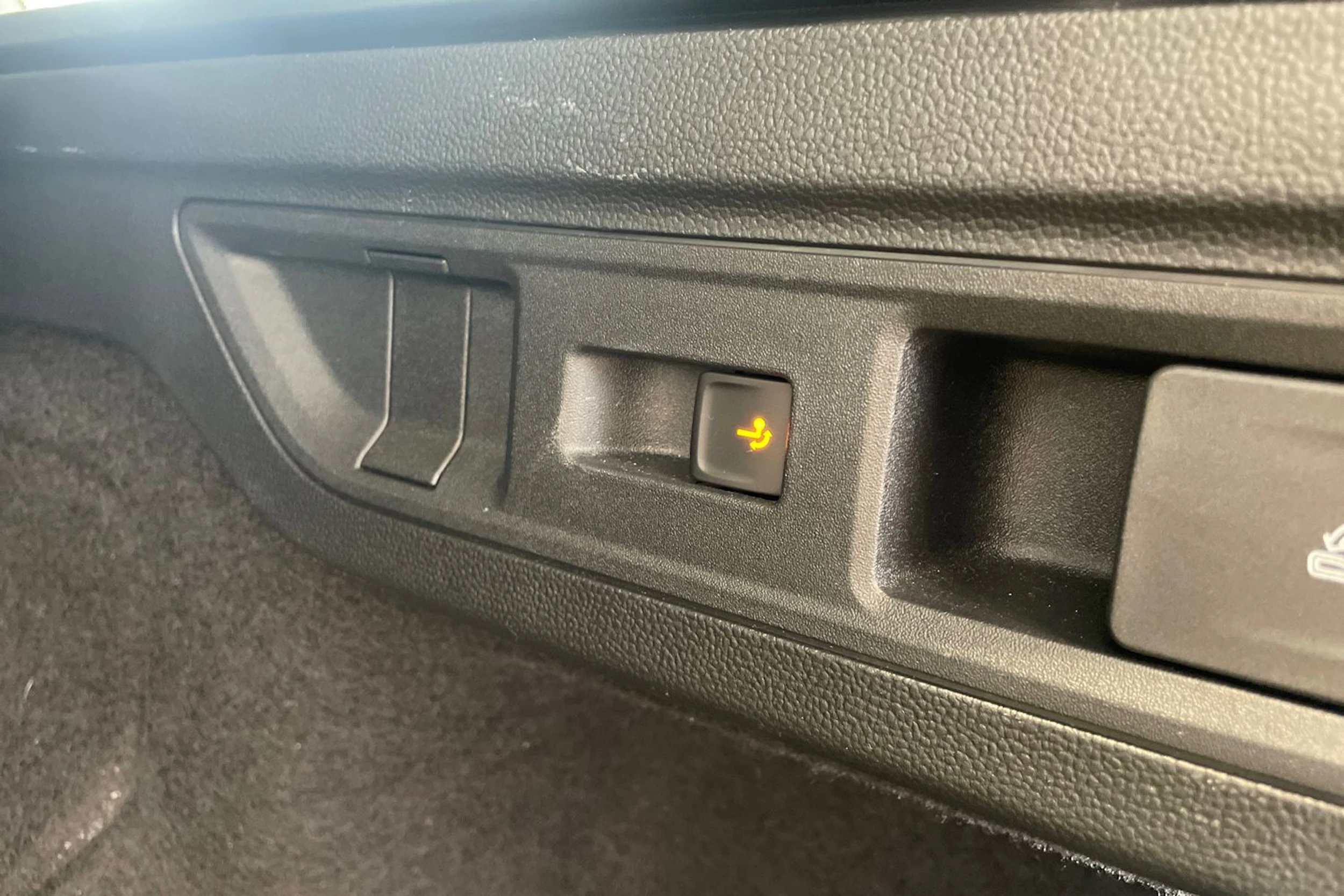 harmaa Volkswagen Passat 2025 kuva 13.