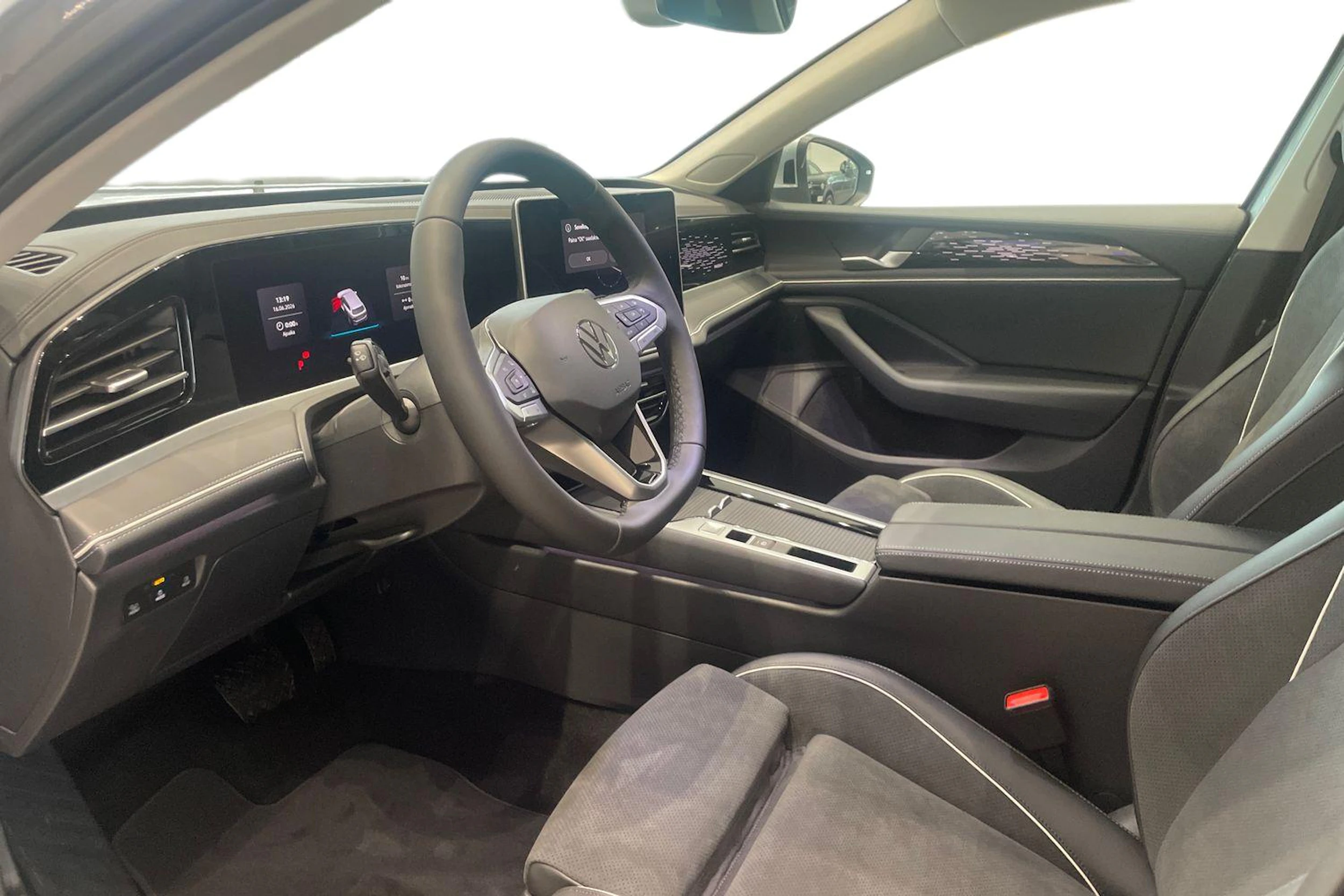 harmaa Volkswagen Passat 2026 kuva 6.