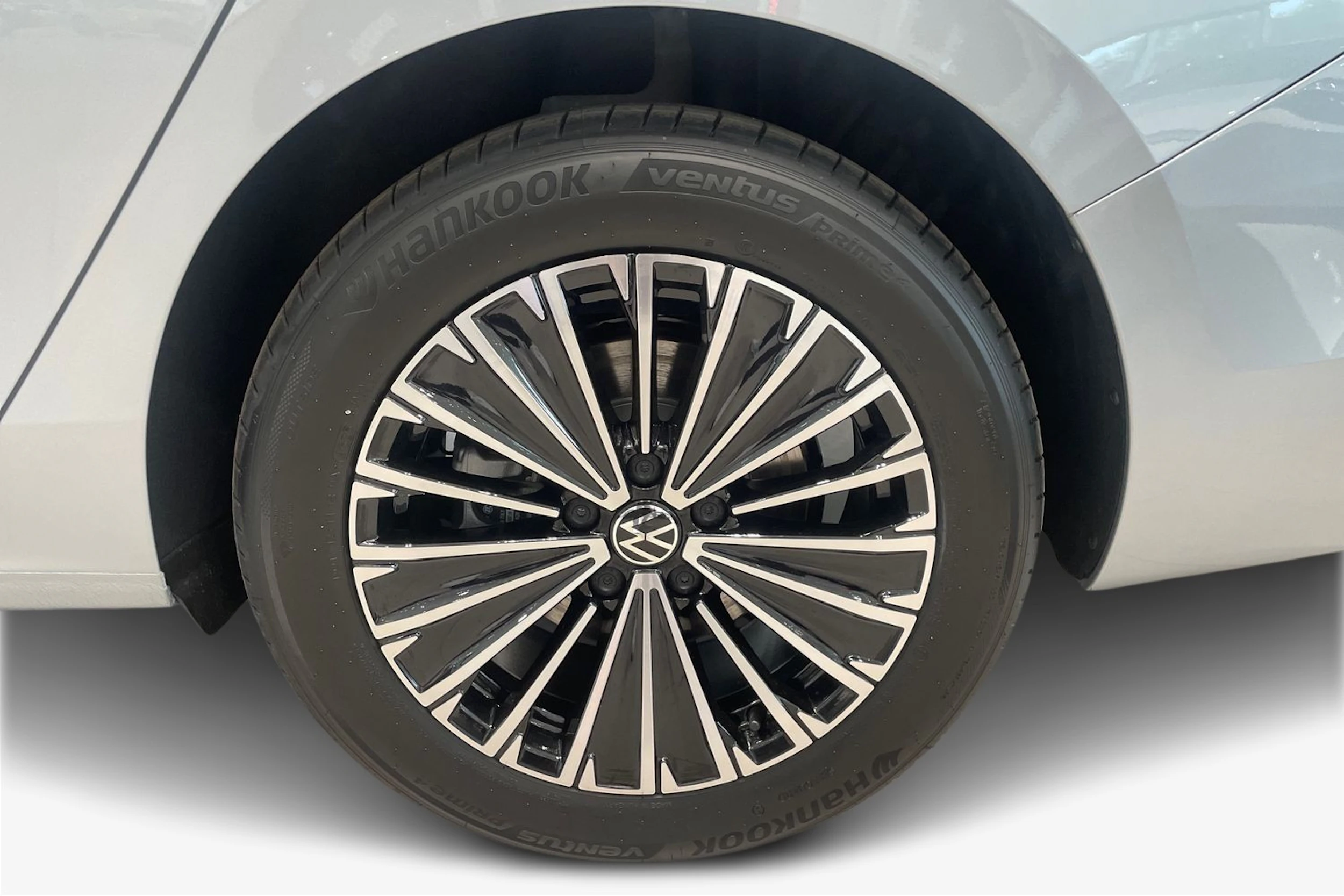 harmaa Volkswagen Passat 2026 kuva 9.
