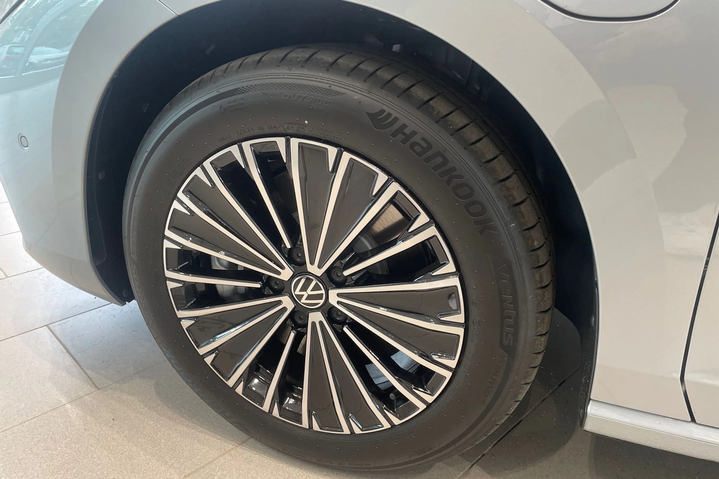 harmaa Volkswagen Passat 2026 kuva 10.